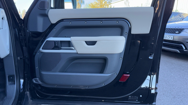 Land Rover Defender 3.0 D250 SE 90 3dr Auto Diesel Estate